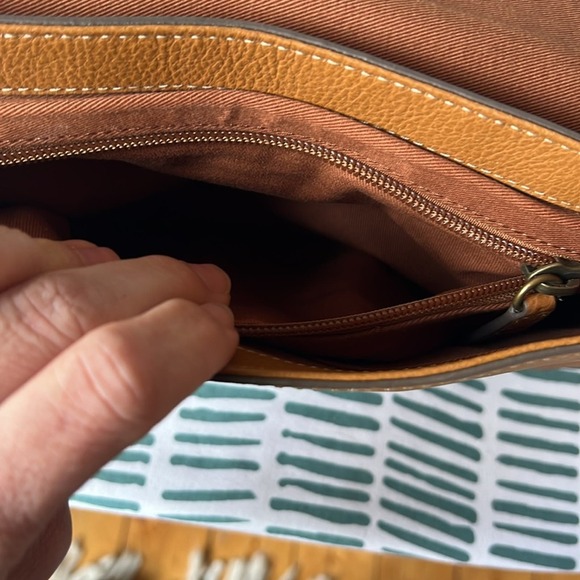 FRYE OLIVIA LEATHER CROSSBODY BAG IN TAN - Picture 6 of 9